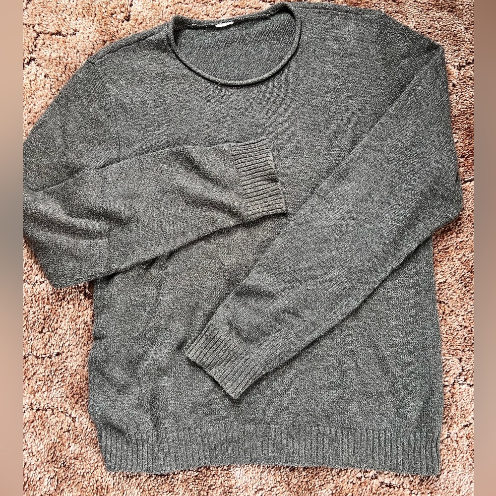 Hollister XL long sleeve sweater mens.